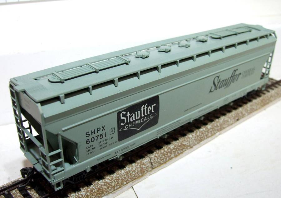 ATHEARN HO: "STAUFFER" 55' Centre Flow Hopper in Good Boxed condition.(USA)