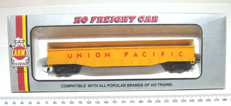 AHM HO: "UNION PACIFIC" 50' Gondola in Like New Boxed condition.