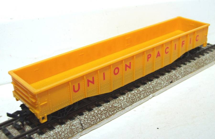 AHM HO: "UNION PACIFIC" 50' Gondola in Like New Boxed condition.