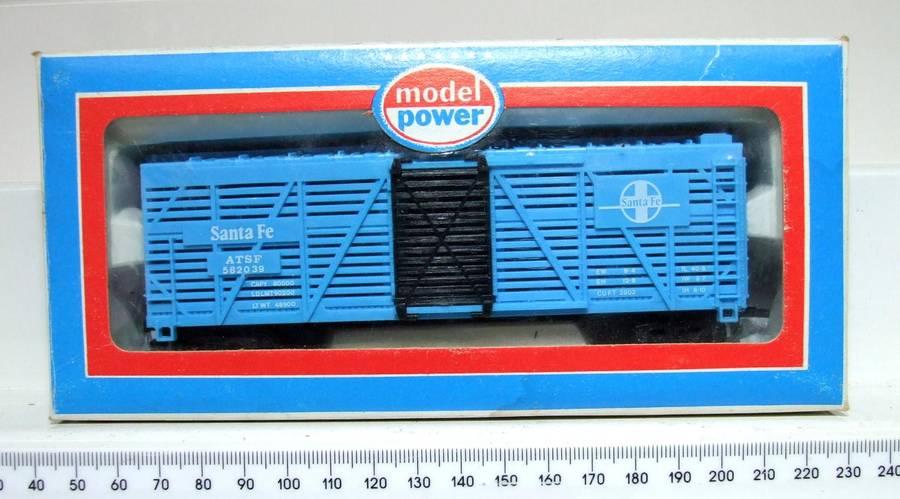 MODEL POWER HO: "SANTA FE" 40' Cattle Car with Sliding Doors in Like New Boxed Condition.