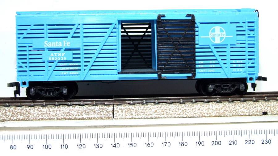 MODEL POWER HO: "SANTA FE" 40' Cattle Car with Sliding Doors in Like New Boxed Condition.