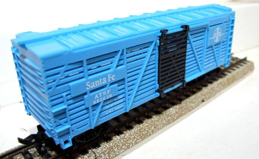 MODEL POWER HO: "SANTA FE" 40' Cattle Car with Sliding Doors in Like New Boxed Condition.