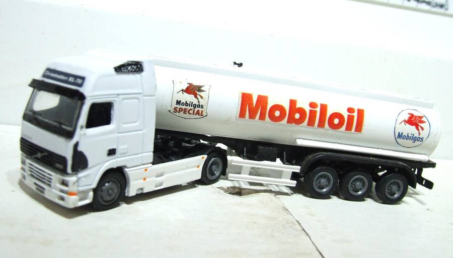 VOLVO HO: Detailed Globetrotter XL-70 Horse & Trailer in Fair Un-Boxed Condition.