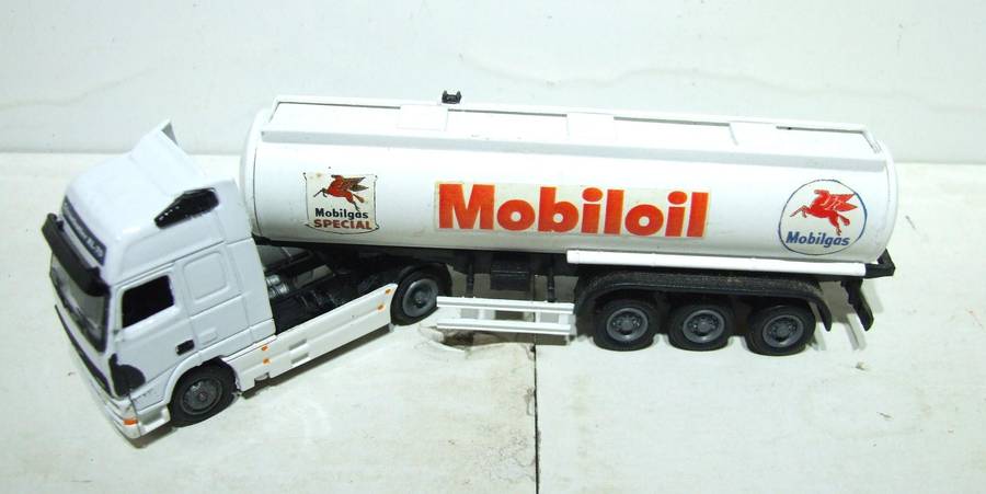 VOLVO HO: Detailed Globetrotter XL-70 Horse & Trailer in Fair Un-Boxed Condition.