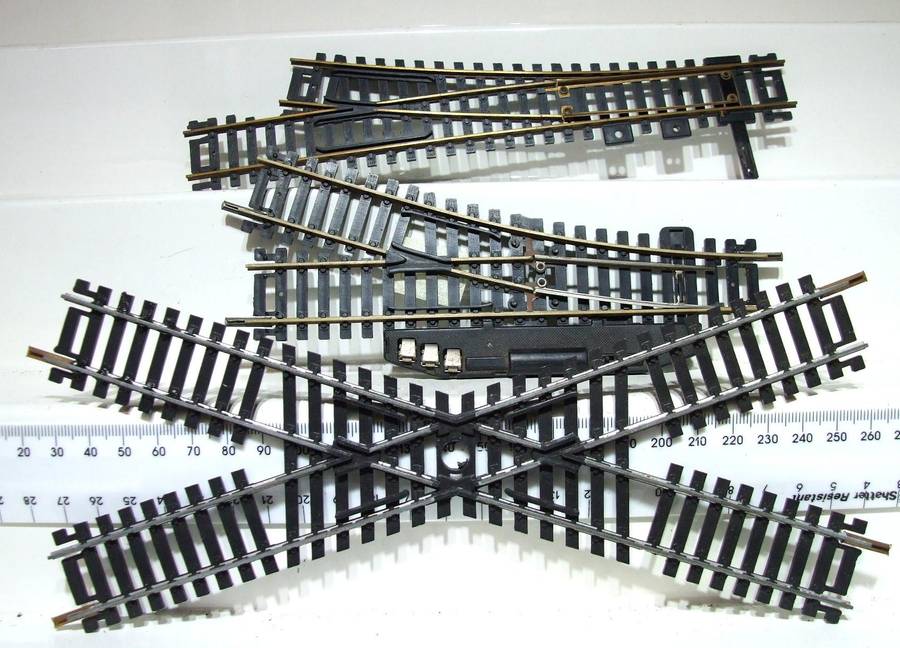 LIMA HO/OO: 2x Points and a Crossover are up for Auction in Fair Used Condition.(Italy)