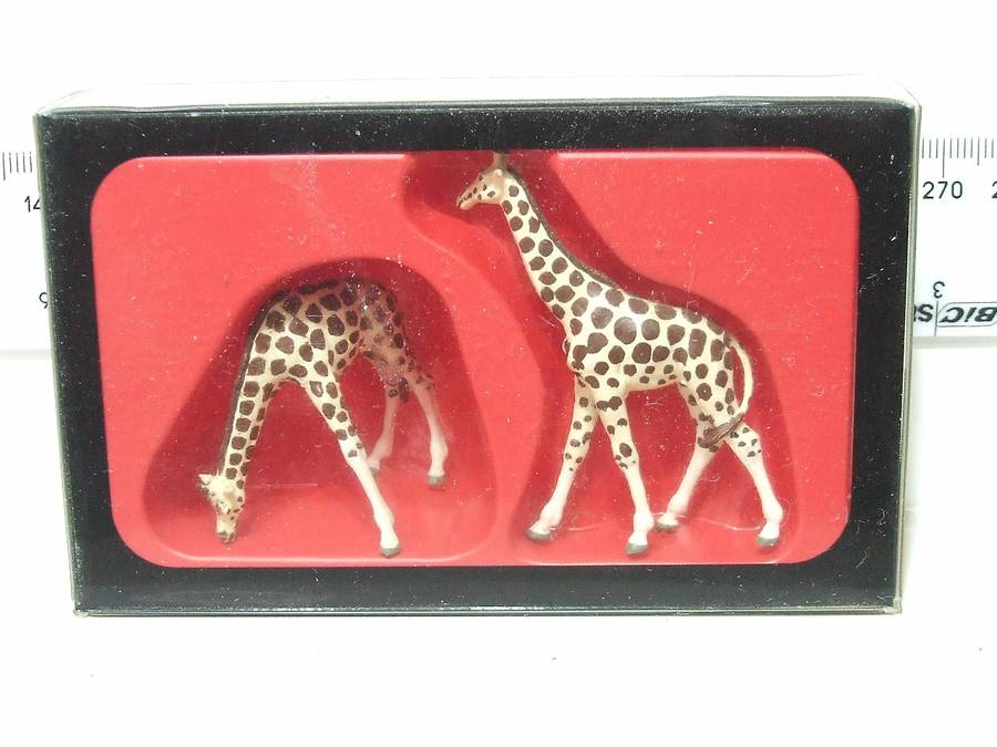 PREISER HO:  On Auction is this 2pc Giraffes in New Boxed Condition.