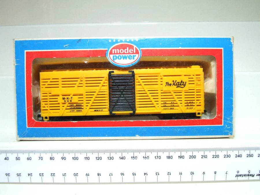MODEL POWER HO: "The Katy" 40' Cattle Car with Sliding Doors in Like New Boxed Condition.
