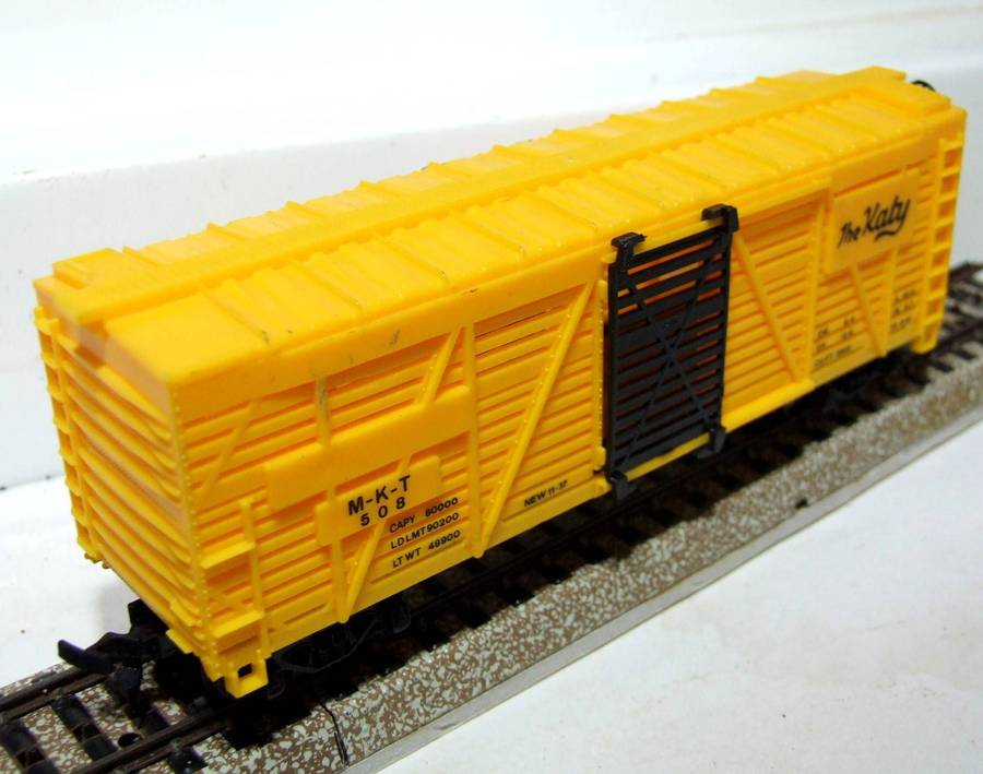 MODEL POWER HO: "The Katy" 40' Cattle Car with Sliding Doors in Like New Boxed Condition.