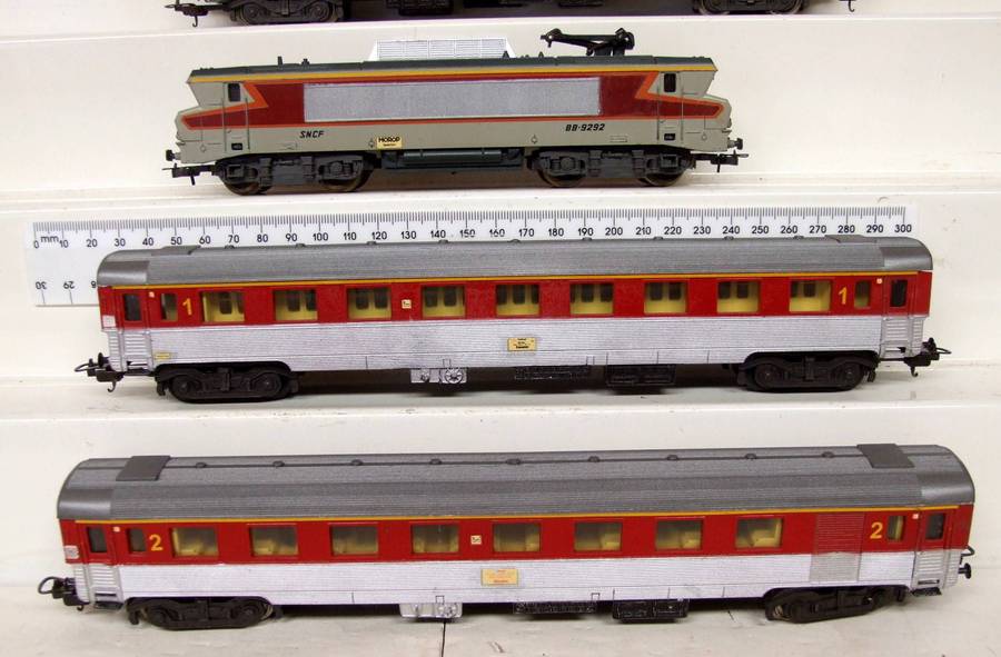 LIMA HO:  Vintage SNCF Train Set in Good, Refurbished, Un-Boxed condition (Italy)
