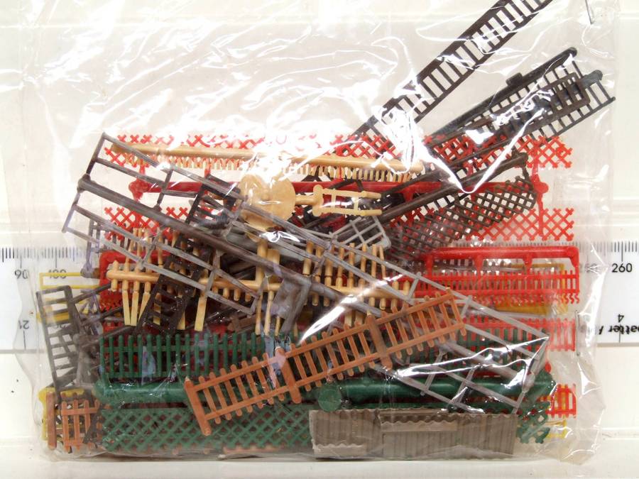 SCENERY HO:  On Auction are these Plastic Fence lot of different Types in Good Condition.