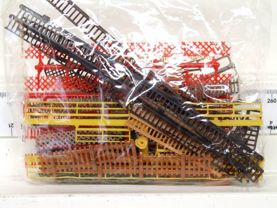 SCENERY HO:  On Auction are these Plastic Fence lot of different Types in Good Condition.
