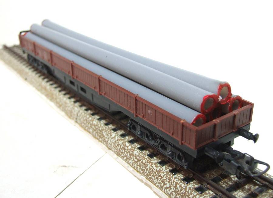 LIMA HO: Long Lowsided Freight Wagon with Pipe Load in Fair Un-boxed, Used condition (Italy)