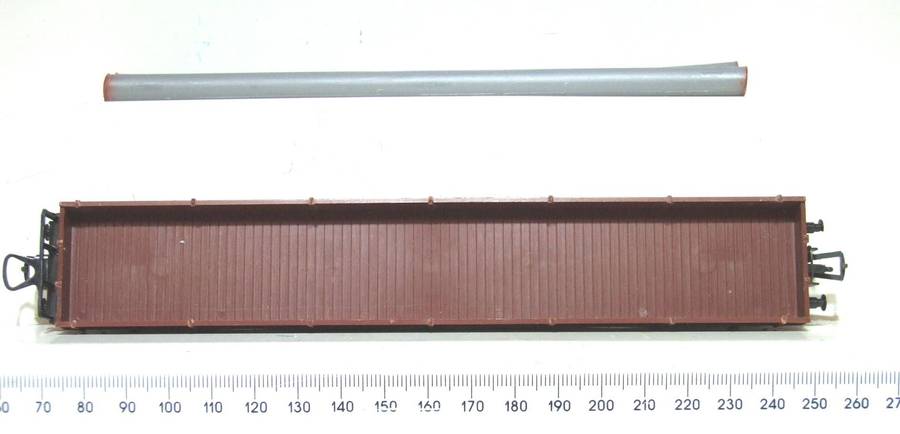 LIMA HO: Long Lowsided Freight Wagon with Pipe Load in Fair Un-boxed, Used condition (Italy)