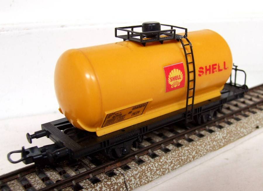 LIMA HO: Vintage SHELL Tanker Wagon in Fair  Un-Boxed Condition (Italy)