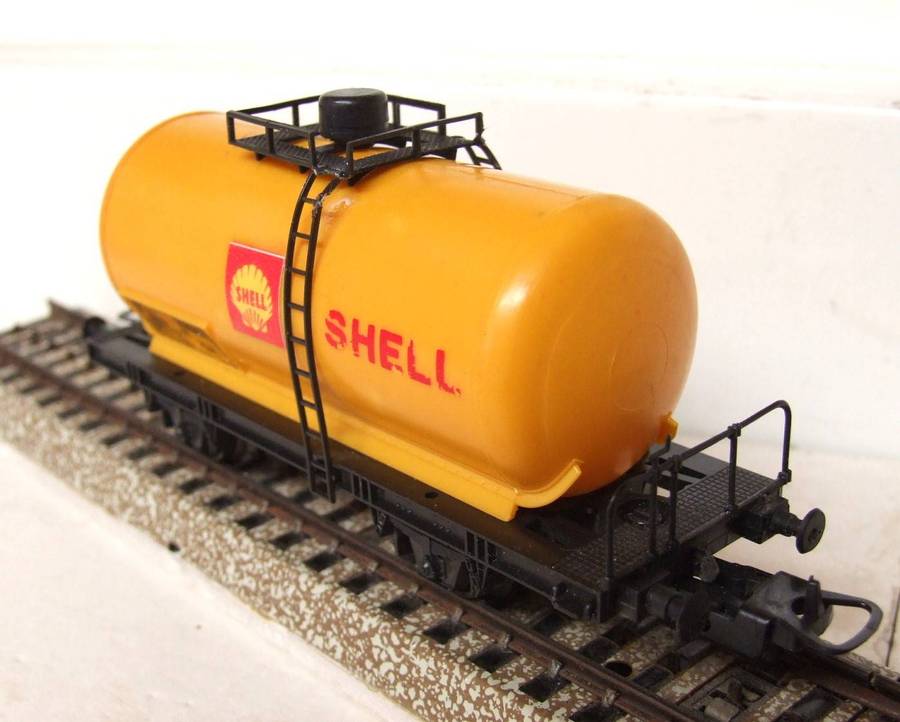 LIMA HO: Vintage SHELL Tanker Wagon in Fair  Un-Boxed Condition (Italy)