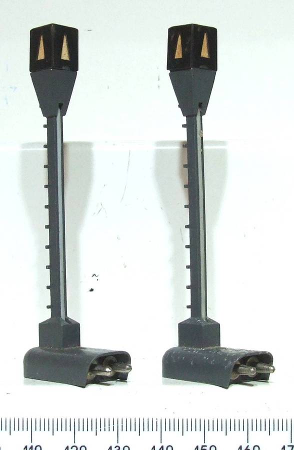MARKLIN HO: 2x Vintage Operating Railway Signal in Good Condition (GR)