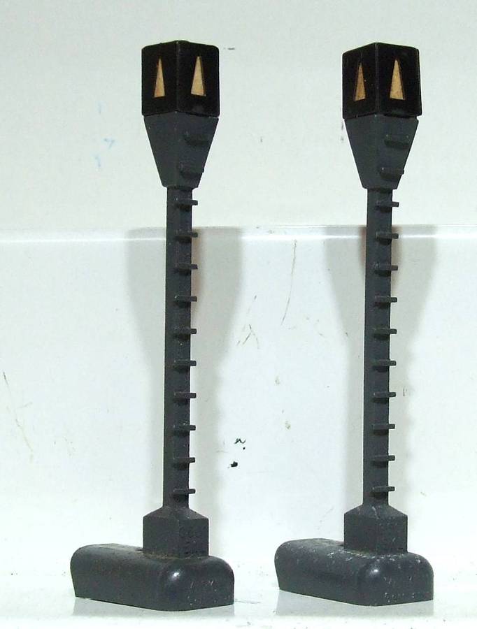 MARKLIN HO: 2x Vintage Operating Railway Signal in Good Condition (GR)