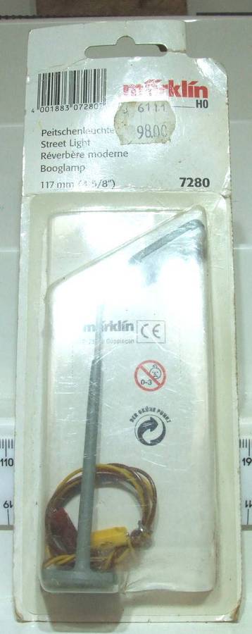 MARKLIN HO: Vintage All Metal Operating Street Light in New Carded Condition (GR)
