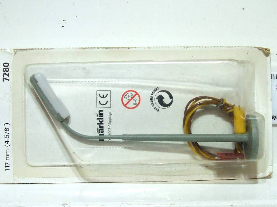 MARKLIN HO: Vintage All Metal Operating Street Light in New Carded Condition (GR)