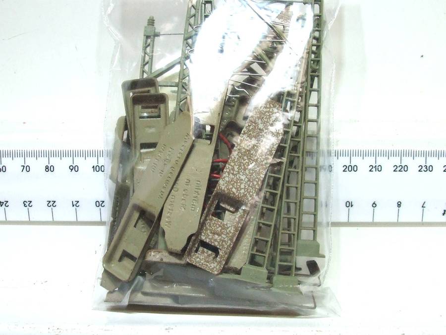 MARKLIN HO: 28pc Vintage M-Track Railway Canatery Masts in Fair Condition (GR)