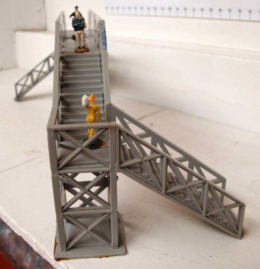 SCENERY HO:  On Auction is this Plastic Double Track Pedestrian Crossing in Fair Used Condition.