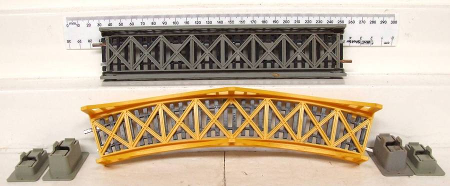 LIMA HO: One Curved and One Strait Bridge with Steel Track in Good Used un-boxed condition.(Italy))