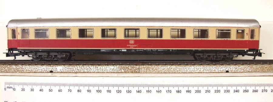 MARKLIN HO: Vintage `DB` 1st Class Passenger Coach in Fair un-boxed condition (Germany)