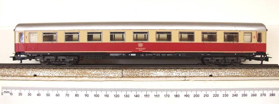 MARKLIN HO: Vintage `DB` 1st Class Passenger Coach in Fair un-boxed condition (Germany)