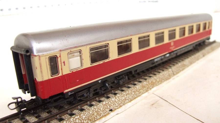 MARKLIN HO: Vintage `DB` 1st Class Passenger Coach in Fair un-boxed condition (Germany)