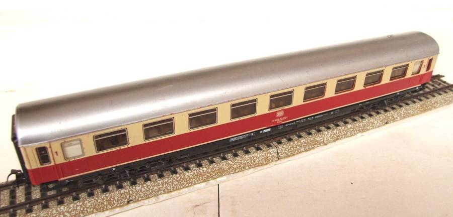 MARKLIN HO: Vintage `DB` 1st Class Passenger Coach in Fair un-boxed condition (Germany)