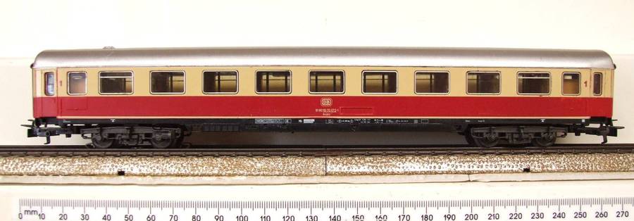 MARKLIN HO: Vintage `DB` 1st Class Passenger Coach in Fair un-boxed condition (Germany)