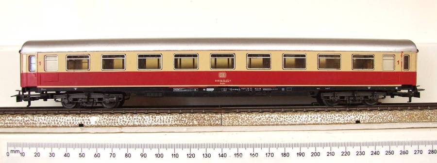 MARKLIN HO: Vintage `DB` 1st Class Passenger Coach in Fair un-boxed condition (Germany)