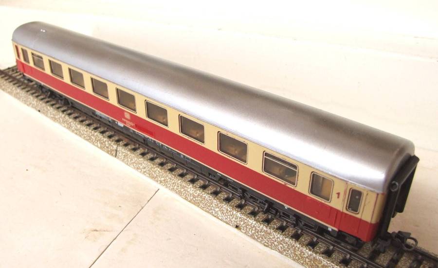 MARKLIN HO: Vintage `DB` 1st Class Passenger Coach in Fair un-boxed condition (Germany)