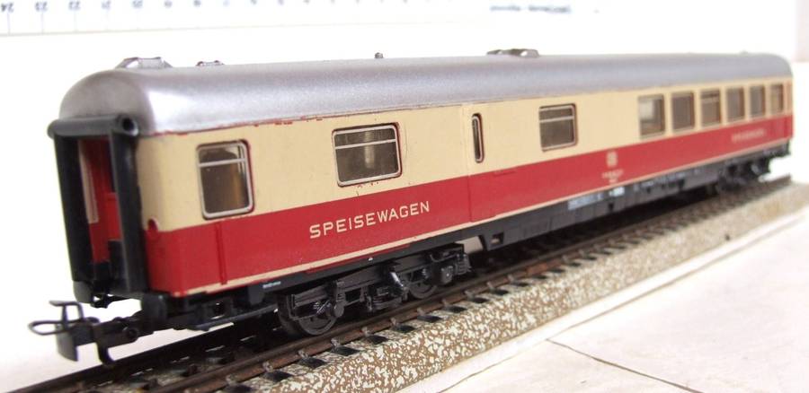 MARKLIN HO: Vintage `DB` 1st Class Speisewagen in Good un-boxed condition (Germany)