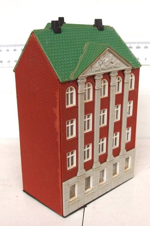 SCENERY HO/OO:  On Auction is this Plastic Multi-Story Apartment Building in Fair Used Condition.