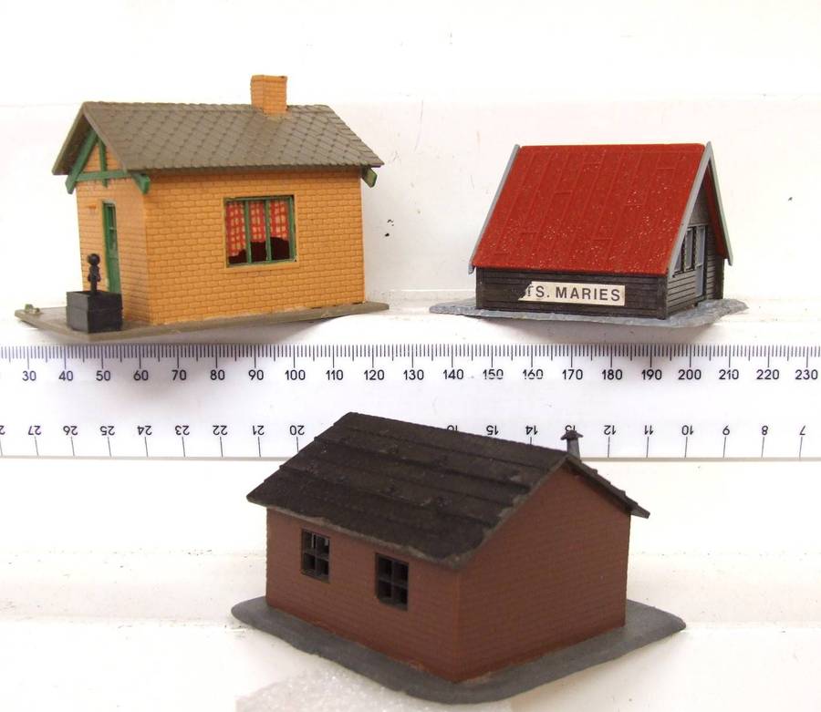 SCENERY HO/OO:  On Auction are these Small Plastic  Buildings in Fair Used Condition.