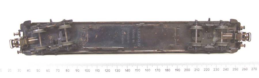 MARKLIN HO: Vintage Tin Metal `DB` 2nd Class Passenger Coach in Fair un-boxed condition (Germany)