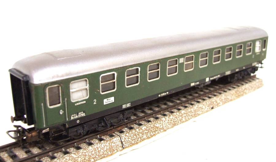 MARKLIN HO: Vintage Tin Metal `DB` 2nd Class Passenger Coach in Fair un-boxed condition (Germany)