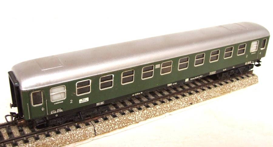 MARKLIN HO: Vintage Tin Metal `DB` 2nd Class Passenger Coach in Fair un-boxed condition (Germany)
