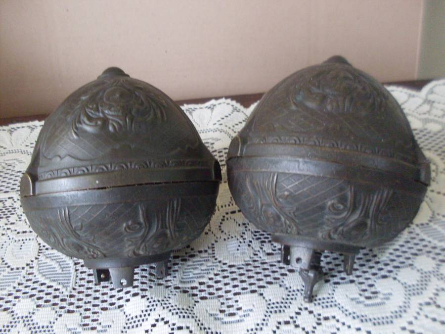 2 X BRASS ITEMS ...1.25 KG EACH...DO NOT KNOW WHAT THEY ARE ?????