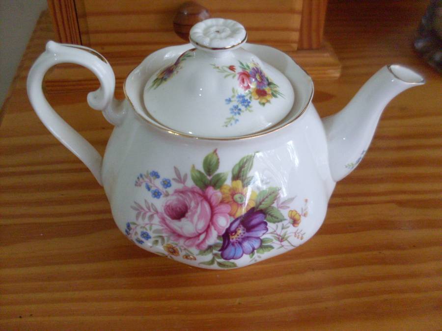 PRETTY ROYAL ALBERT TEA FOR 2 TEAPOT AND LID...SEE DESCRIPTION