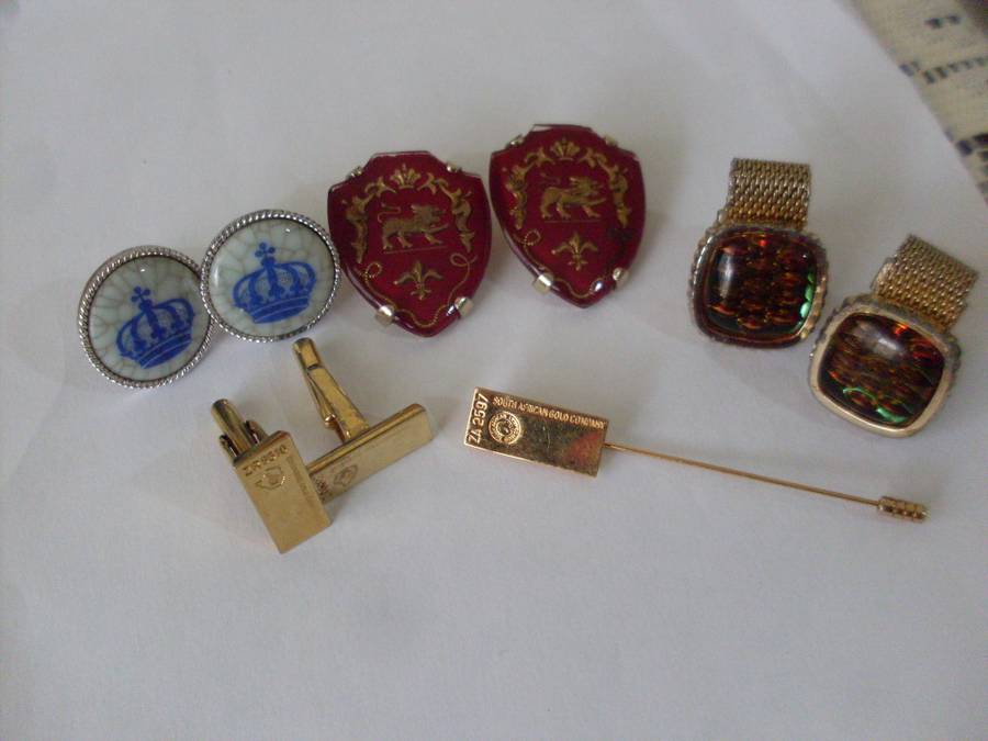 A PAIR OF GOLD PLATED BULLION BAR SHAPE CUFFLINKS + TIE PIN+  3 PAIRS CUFFLINKS