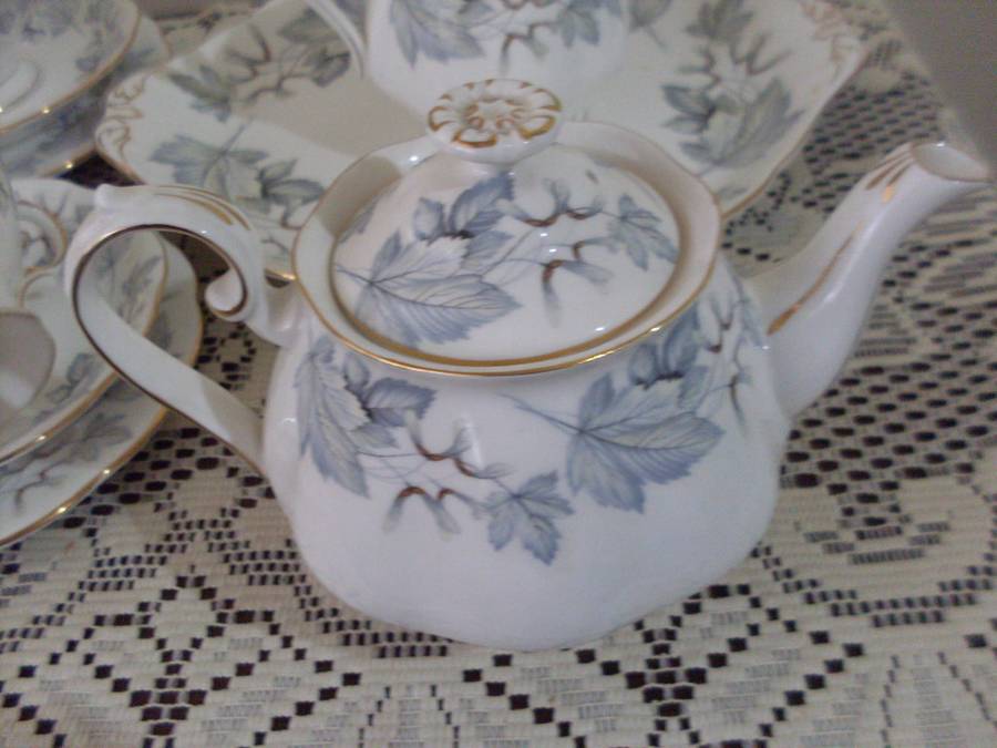 ROYAL ALBERT SILVER MAPLE 16 PIECE TEASET ( HAS TEA FOR 2 TEAPOT)