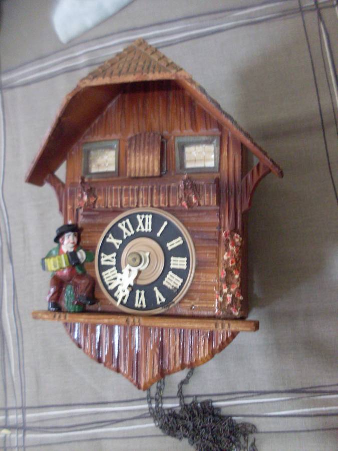 PRETTY CUCKOO CLOCK...WORKS....