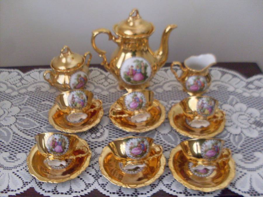 17 PIECE VINTAGE GERMAN GOLD PORCELAIN SMALL CUP TEASET....DAMAGE FREE