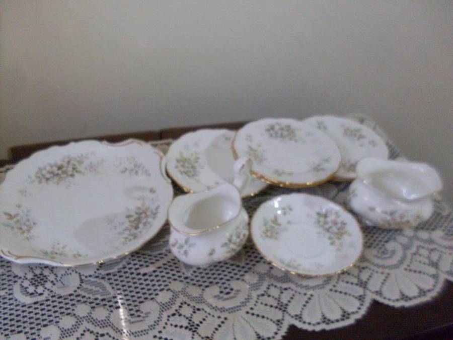 ROYAL ALBERT 10 PIECES...HAWORTH PATTERN