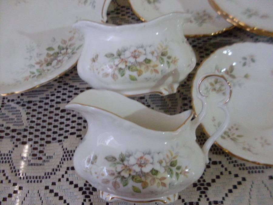 ROYAL ALBERT 10 PIECES...HAWORTH PATTERN