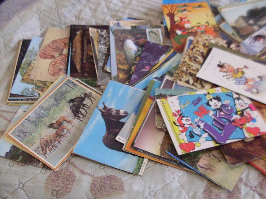A COLLECTION OF + - 400 COLOUR POSTCARDS...NEW/USED
