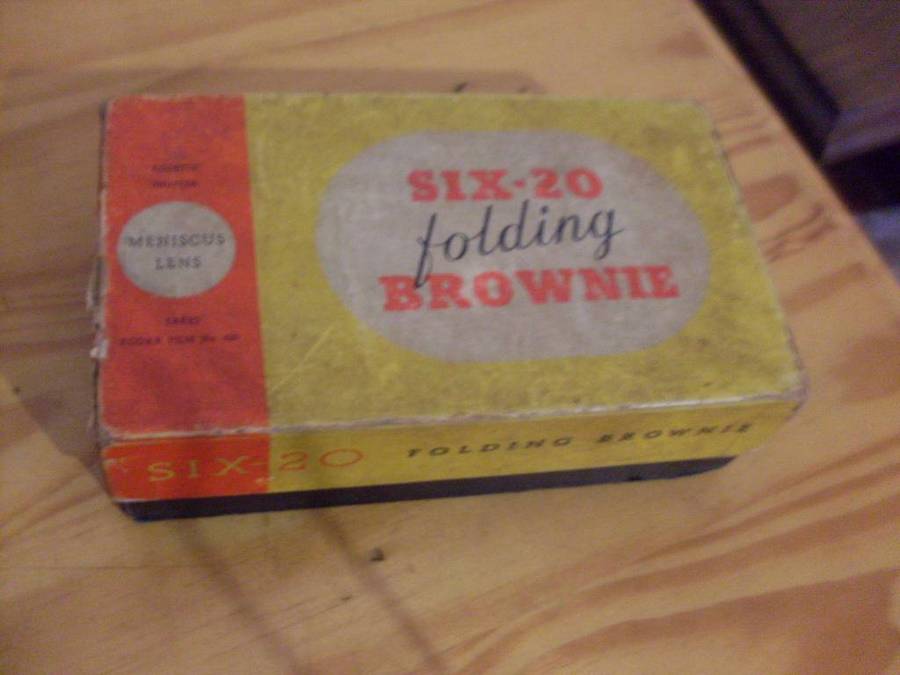 KODAK VINTAGE SIX-20 FOLDING BROWNIE CAMERA WITH RIGINAL BOX AND BOOKLET