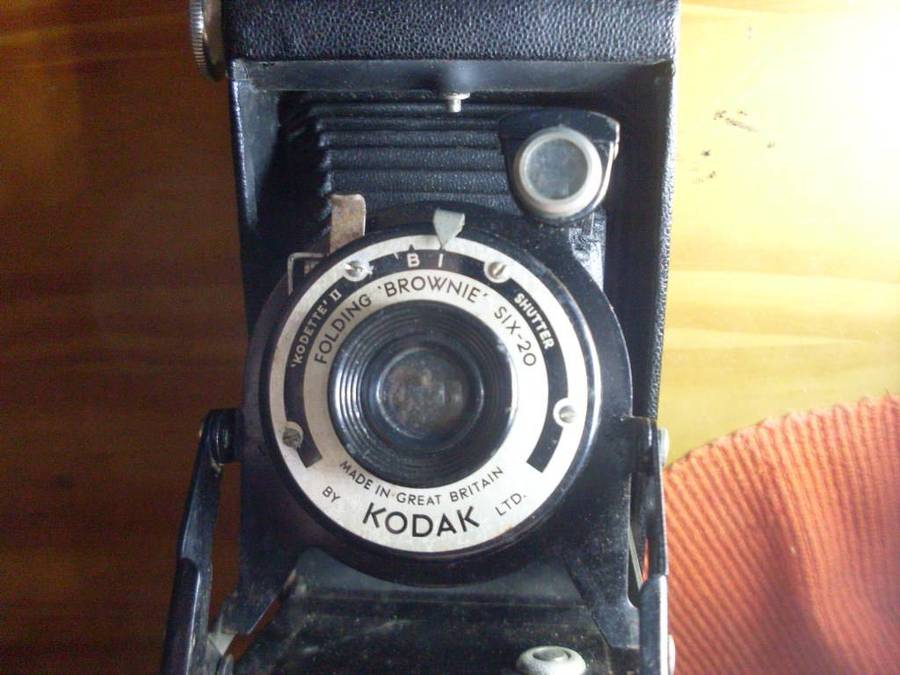 KODAK VINTAGE SIX-20 FOLDING BROWNIE CAMERA WITH RIGINAL BOX AND BOOKLET